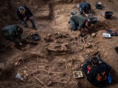 Un equipo arqueológico trabaja desde hace un mes en la fosa común hallada en el cementerio de Belchite.