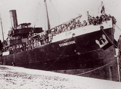 El 'Stanbrook', partiendo del puerto de Alicante con exiliados españoles camino del norte de África.