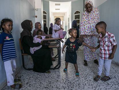 Familias sudanesas en el colegio Ahmed Bin Shatwan de Trípoli.
