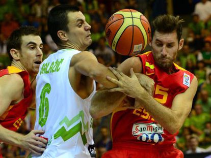 Claver y Rudy pelean un balón con Balazic.