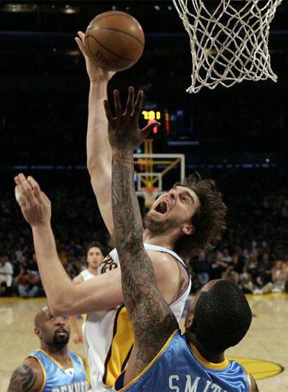 Gasol encesta pese a la oposición de Smith.