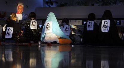 Mujeres solidarias con la huelga de hambre de Aminetu Haidar, en la terminal del aeropuerto de Lanzarote, el pasado jueves.