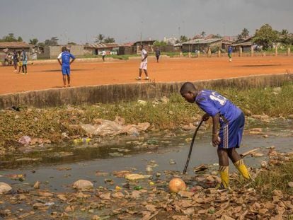 Campo de fútbol del barrio de Claratown en el que comenzó a jugar Weah.