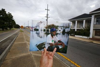Errol Morning, sentado en su barca, navega por una calle inundada en Nueva Orleans tras el paso del huracán Katrina, el 5 de septiembre de 2005.