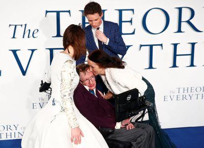 Jane Wilde Hawking besa a su exmarido, Stephen Hawking, durante la premiere de la película 'La teoría del todo' junto a los actores Eddie Redmayne y Felicity Jones en Londres, el 9 de diciembre de 2014.