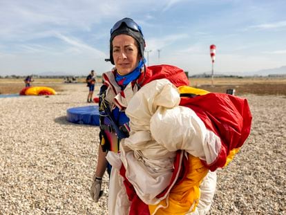 La cabo de la Patrulla Acrobática de Paracaidistas del Ejército del Aire, este lunes, en la base aérea de Alcantarilla (Murcia).