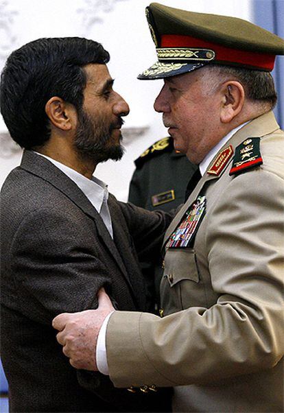 Ahmadineyad (izquierda) y el ministro de Defensa sirio, Hassan Turkmani.