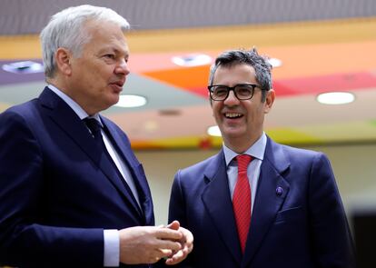 A la izquierda, el comisario europeo de Justicia, Didier Reynders, con el ministro de Justicia, Félix Bolaños.