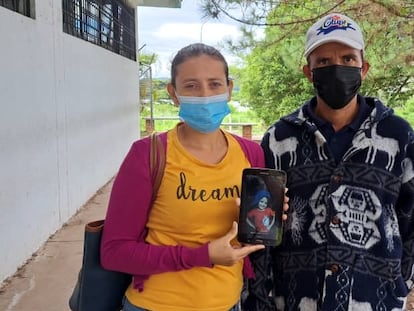 Yusbei Medina y Jonathan Pernia, prima y papá de Michelle Pernia, la niña que murió en la frontera.