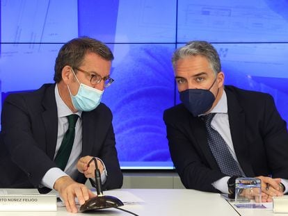 Alberto Núñez Feijóo (a la izquierda) y Elías Bendodo, durante la reunión de este miércoles de la cúpula del PP en su sede de Madrid.