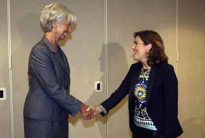 Soraya Sa&eacute;nz de Santamar&iacute;a saluda a Christine Lagarde.