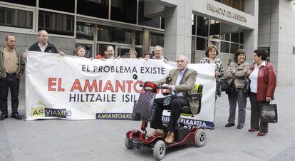Trabajadores y jubilados afectados por el amianto, con Eusebio Pagola en primer término, durante una concentración de protesta ante el Palacio de Justicia de Bilbao.