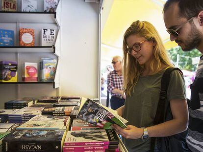 Lectores en la pasada Feria del Libro de Madrid.