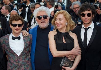 Lorenzo Ferro, Pedro Almodóvar, Cecilia Roth y Luis Ortega durante el Festival de Cannes.
