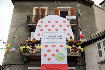 Seguidores del Tour de Francia en la localidad francesa de La Mure donde comienza la decimoséptima etapa, el 19 de julio de 2017.