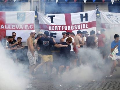 Los hinchas ingleses soportan el gas lacrimógeno en Marsella.