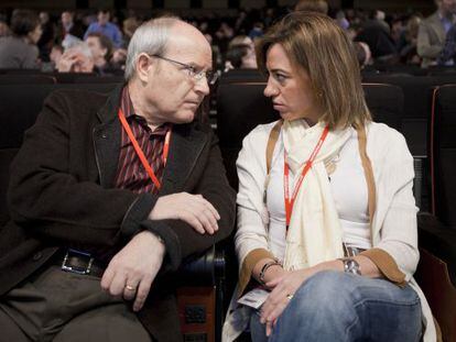 Jos&eacute; Montilla conversa con Carme Chac&oacute;n en un momento del congreso.