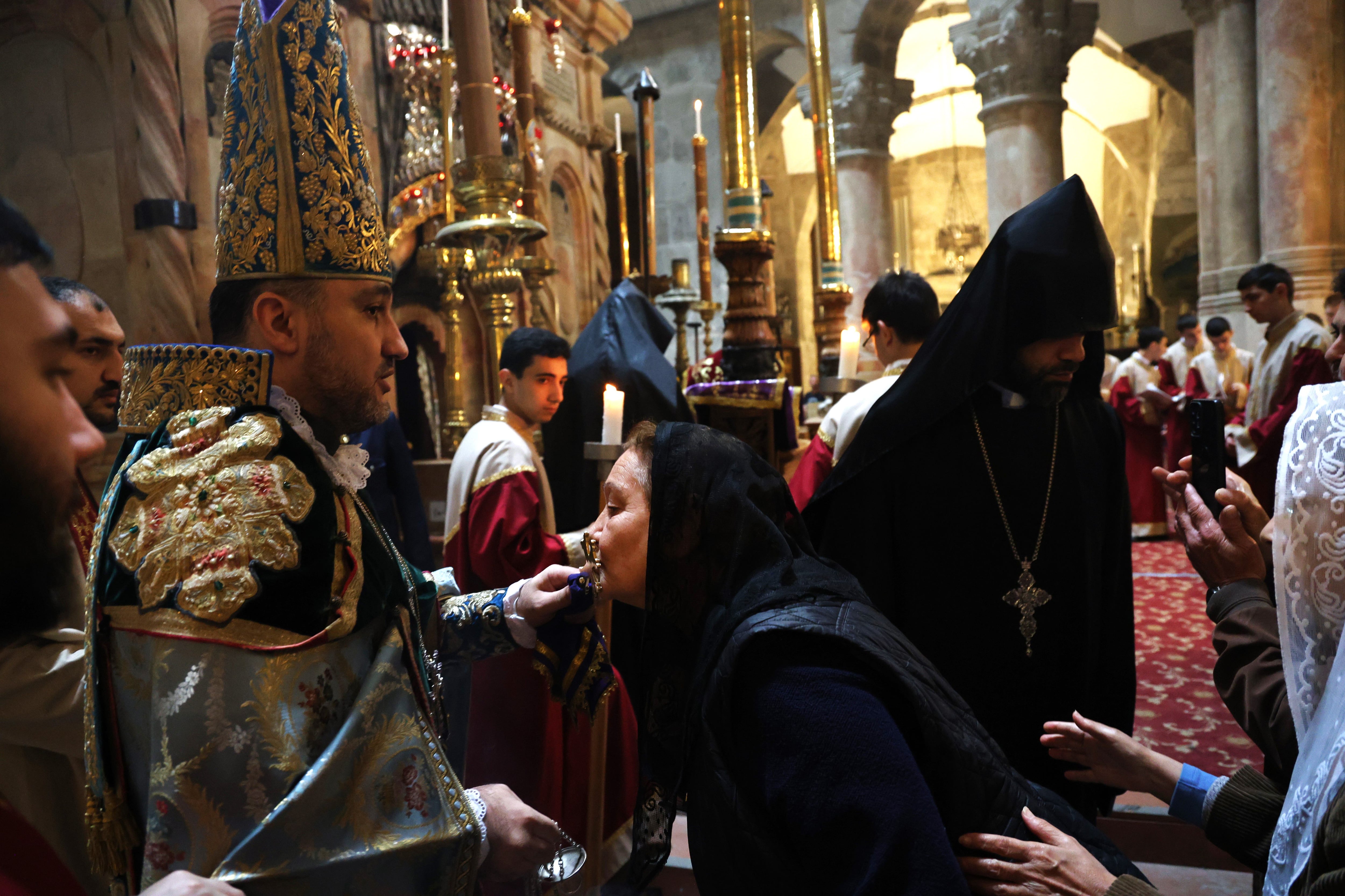 Ceremonia religiosa en la basílica del Santo Sepulcro de la Ciudad Vieja de Jerusalén.