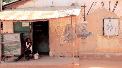 Un vecino de Galoya observa un mural pintado en su vivienda.
