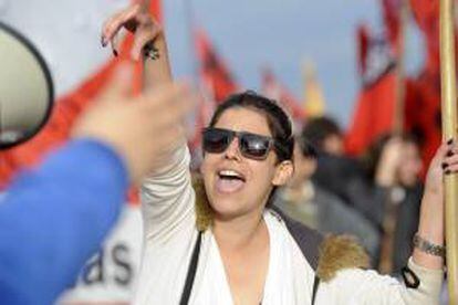 Manifestantes protestan en Buenos Aires (Argentina). El país amaneció hoy paralizado por la huelga general convocada por los sindicatos opositores al Gobierno de Cristina Fernández, un paro que el Ejecutivo considera "forzado" por la falta de transportes y la fuerte presencia de piquetes en todo el país.