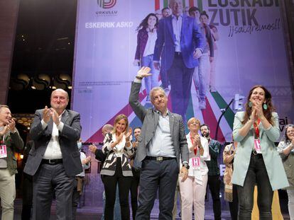 El 'lehendakari', Íñigo Urkullu, celebra su triunfo electoral en la sede de su partido en Bilbao, el domingo 12 de julio.