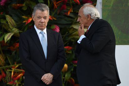 Los expresidentes Juan Manuel Santos y Ernesto Samper en la toma de posesión de Gustavo Petro, el 7 de agosto de 2022.