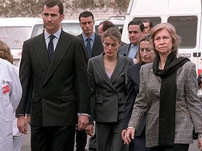 La Reina, acompañada por la ministra de Sanidad, Ana Pastor, el príncipe de Asturias y su prometida, Letizia Ortiz, a su llegada al hospital Gregorio Marañón.