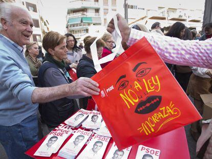 Bolsas de protesta contra la 'Ley Mordaza' en un mitin de Pedro Sánchez