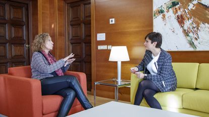La ministra de Vivienda, Isabel Rodríguez (derecha), en una reunión con la consejera catalana de Territorio, Ester Capella.