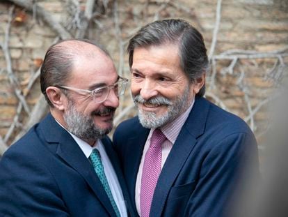 El presidente de Aragón, Javier Lambán (a la izquierda), y el expresidente de Asturias Javier Fernández, antes de un acto en Zaragoza, este miércoles.