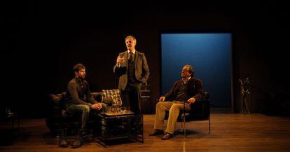 Daniel Muriel, Eleazar Ortiz y Helio Pedregal, en una escena de la versión dirigida por Josep Maria Flotats de 'La mecedora', de Jean-Claude Brisville.