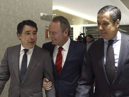 Ignacio Gonz&aacute;lez (i) y el exministro Eduardo Zaplana (d) con el expresidente de la Generalitat, Alberto Fabra, en 2014. 