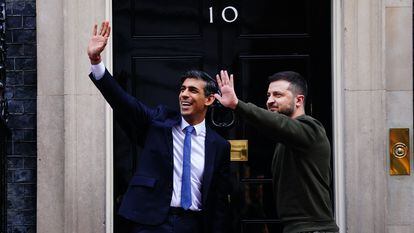 Rishi Sunak da la bienvenida este miércoles al presidente de Ucrania, Volodímir Zelenski, en la entrada del 10 de Downing Street antes de su reunión.