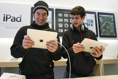 Dos jóvenes prueban el iPad en el Apple Store de San Francisco.
