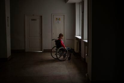 Yana Stepanenko, de 11 años,  junto a una ventana en un hospital público en Lviv, el pasado viernes 13 de mayo de 2022. Yana y su madre Natasha, de 43 años, resultaron heridas el 8 de abril durante un bombardeo en la estación de tren de la ciudad de Kramatorsk, donde viajaron con el hermano gemelo de Yana, Yaroslav.