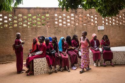 A group of girls, at the entrance to the school.