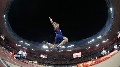 El inglés Rutherford, campeón mundial, durante uno salto