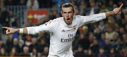Gareth Bale celebra el gol del 1-2 sin saber que el árbitro se lo estaba anulando por una (supuesta) falta a Jordi Alba.