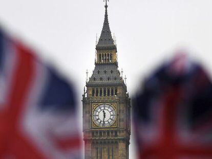 Dos banderas británicas ondean ante el Big Ben en Londres, Reino Unido