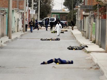 Un forense camina por la calle en la que fueron abandonados los cuerpos de varias personas, en Fresnillo (Zacatecas), el 5 de febrero de 2022.