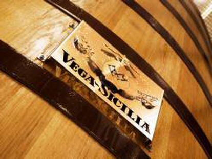 Logo de Vega Sicilia en una barril de vino.