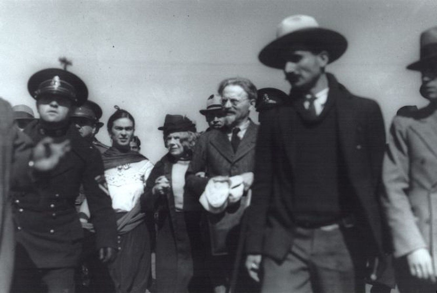 León Trotski y Natalia Sedova, a su llegada a México en 1937, donde los recibió Frida Kahlo, a la derecha de la pareja.