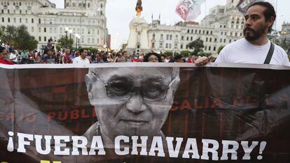 Manifestantes piden la dimisión del fiscal general de Perú, el 1 de enero en Lima.