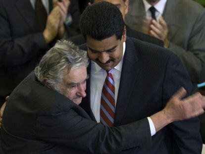 Mujica saluda a Maduro en la reuni&oacute;n del Mercosur.
