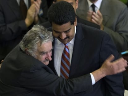 Mujica saluda a Maduro en la reuni&oacute;n del Mercosur.