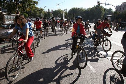 Un grupo de ciclistas por las calles de Madrid.