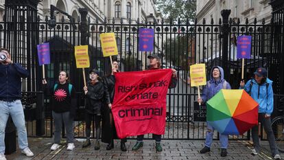Activistas de la lucha contra el cambio climático protestan ante Downing Street contra la política de Rishi Sunak, este miércoles en Londres.