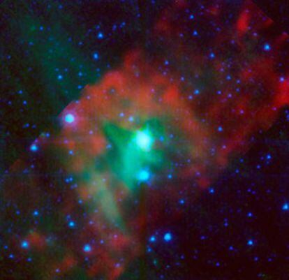 Imagen en infrarrojo, con colores artificiales, del viento estelar alrededor de Delta Cephei, tomada por el telescopio <i>Spitzer</i>.