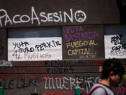 Un local 'grafiteado' durante las protestas en Santiago. En vídeo, imágenes de las últimas protestas en Chile.