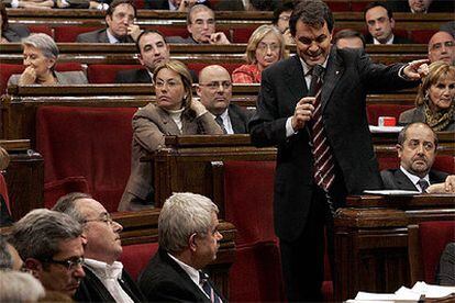 Artur Mas se dirige a Pasqual Maragall durante el pleno del Parlamento catalán.